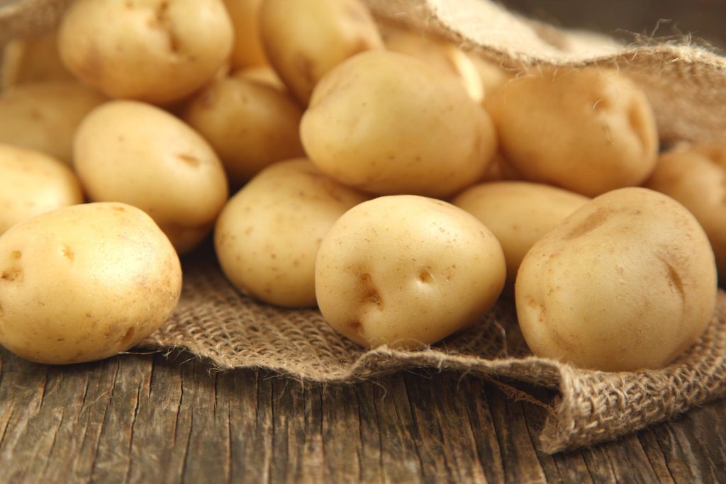 Kasa perunoita juuttisäkissä